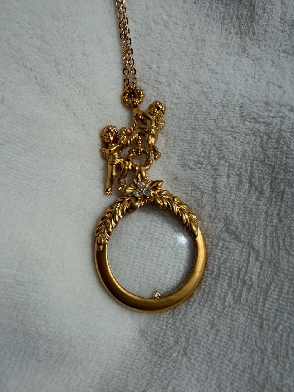 Vintage AVON Cherubs Magnifying Glass Pendant Necklace Ornate Gold Tone 32"